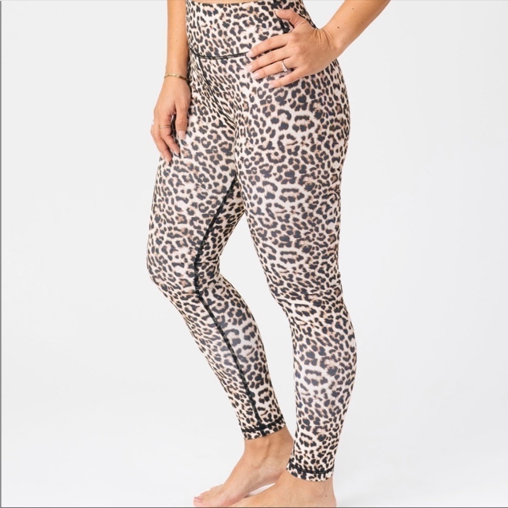 Zia Brilliant Scrunchy What Leopard Leggings
Size Medium 6-8